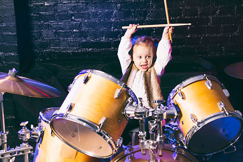 Группа играющие на барабанах. Ребенок барабанщик. Всемирный день барабанщика. Игра на барабанах. Музыкальные инструменты для детей.