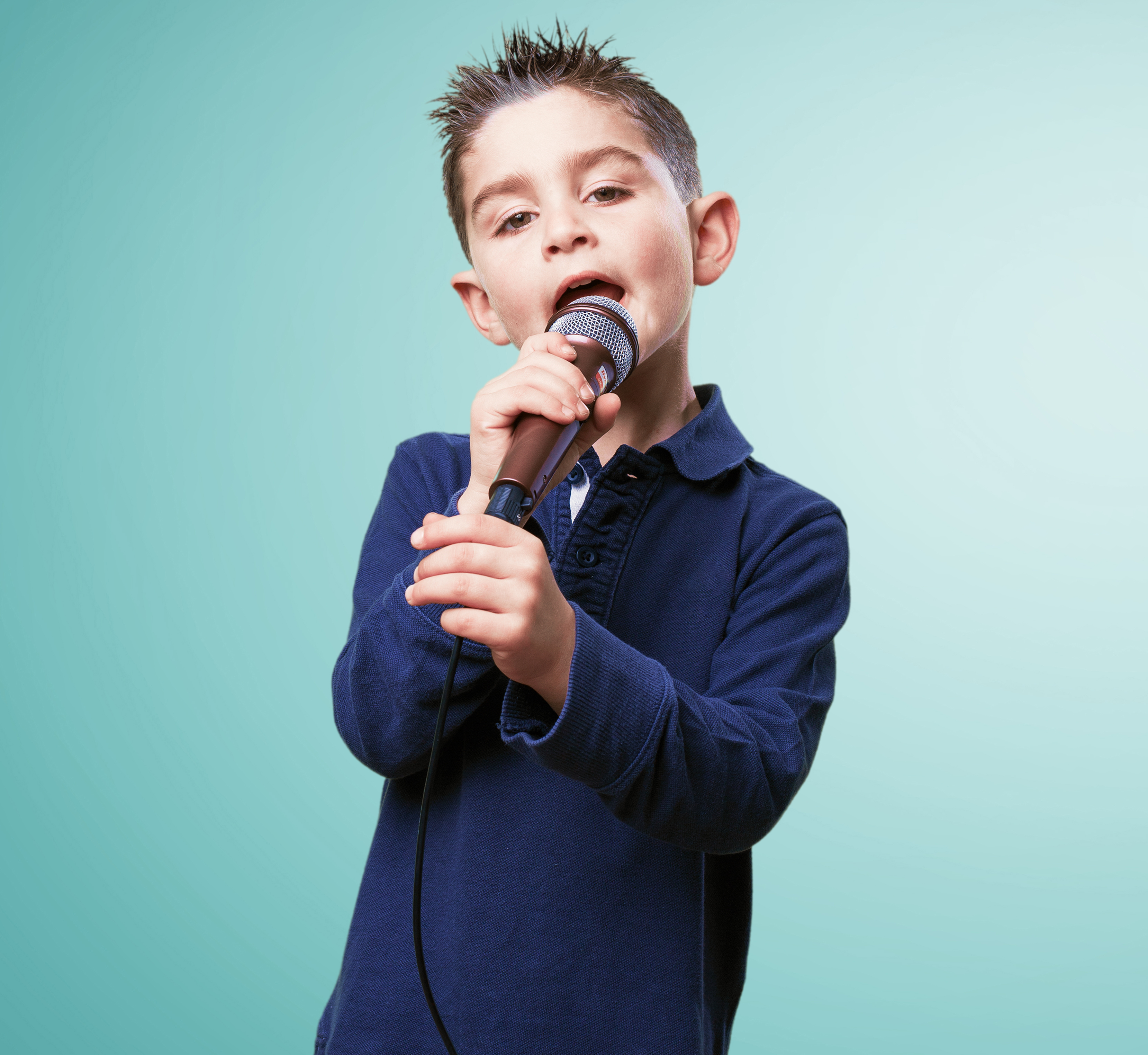 Поют юноши. Дети поют. Мальчик певец. Вокал дети. Ребенок с микрофоном.
