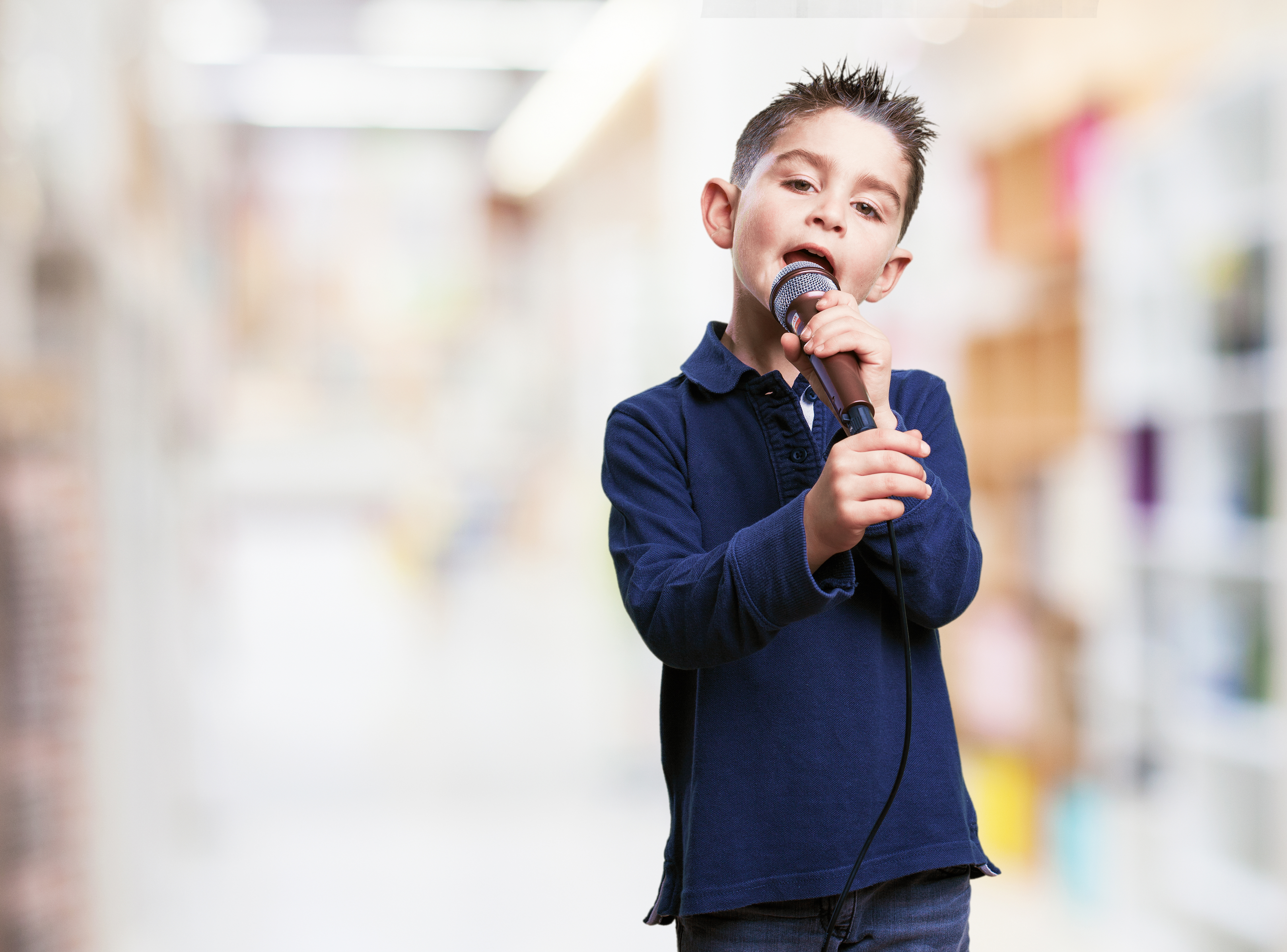 Музыка поют мальчики. Мальчик с микрофоном. Дети поют. Ребенок с микрофоном. Школьник певец.