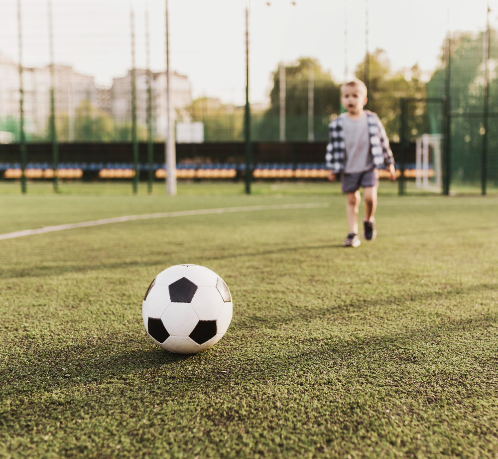 Likes playing football. Кружки и секции для детей Западное Дегунино. Boy playing Football.