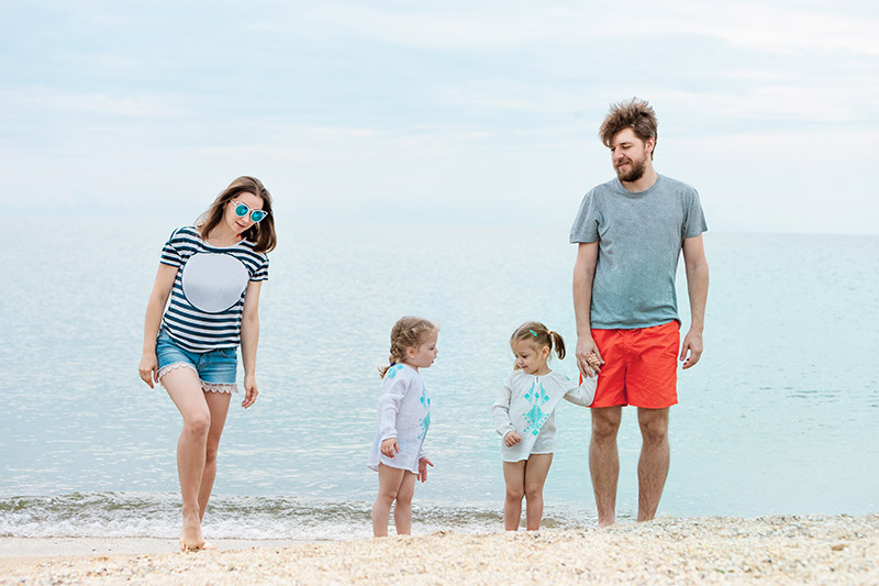 Счастливая семья на море