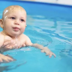 Грудничковое плавание в центре Мама, я плыву! м.Водный стадион