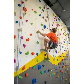 Занятия на скалодроме для детей