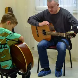 Занятия на гитаре Семейное пространство Чудеса