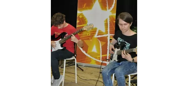 Бас-гитара в школе "Три четверти" (Онлайн)