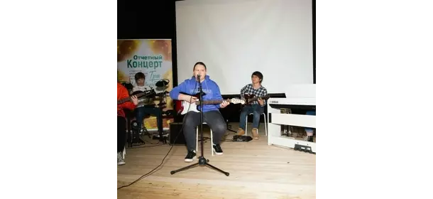 Электрогитара в школе "Три четверти" (Новопеределкино)