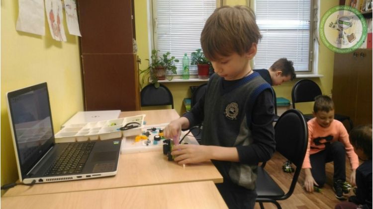 Первороботы Lego Wedo 2.0 в робошколе Электроник (ЦКиИ "Авангард")