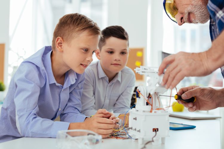 Робототехника и программирование на конструкторе LEGO SPIKE Prime в Академии гениев (Строгино)
